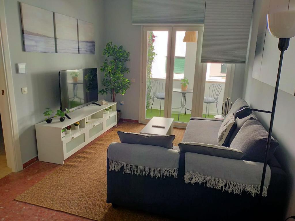 Posezení v ubytování BASTINAZO ALOHADREAM - PREMIUM - La mejor ubicación con Aire Acondicionado, Insonorización, Terraza y Equipamiento en El Puerto de Santa María - Grupo de solo menores de 25 no aceptados salvo fianza adicional