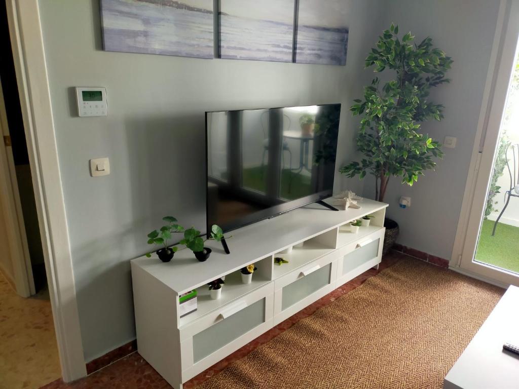 TV a/nebo společenská místnost v ubytování BASTINAZO ALOHADREAM - PREMIUM - La mejor ubicación con Aire Acondicionado, Insonorización, Terraza y Equipamiento en El Puerto de Santa María - Grupo de solo menores de 25 no aceptados salvo fianza adicional