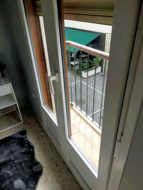 Balkón nebo terasa v ubytování BASTINAZO ALOHADREAM - PREMIUM - La mejor ubicación con Aire Acondicionado, Insonorización, Terraza y Equipamiento en El Puerto de Santa María - Grupo de solo menores de 25 no aceptados salvo fianza adicional