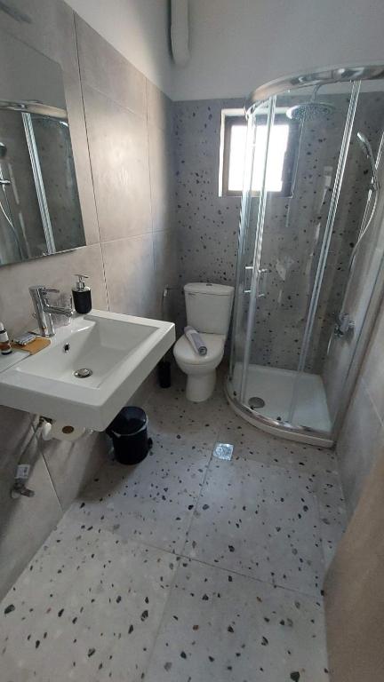 Christina Studios & Apartments - 9