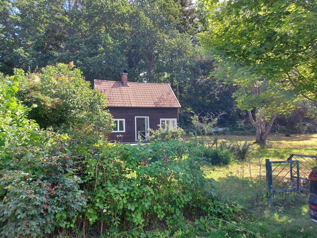 una pequeña casa en medio de un campo en Stuga i Ekestad, en Kristianstad