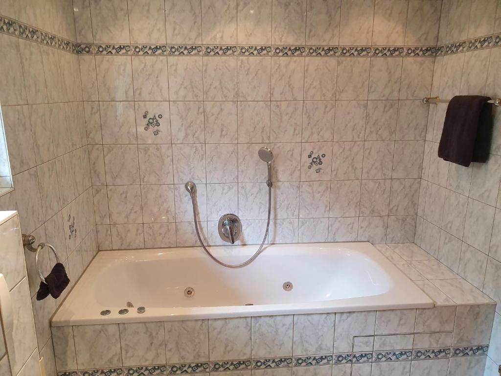 Ένα μπάνιο στο Ferienwohnung BeLu