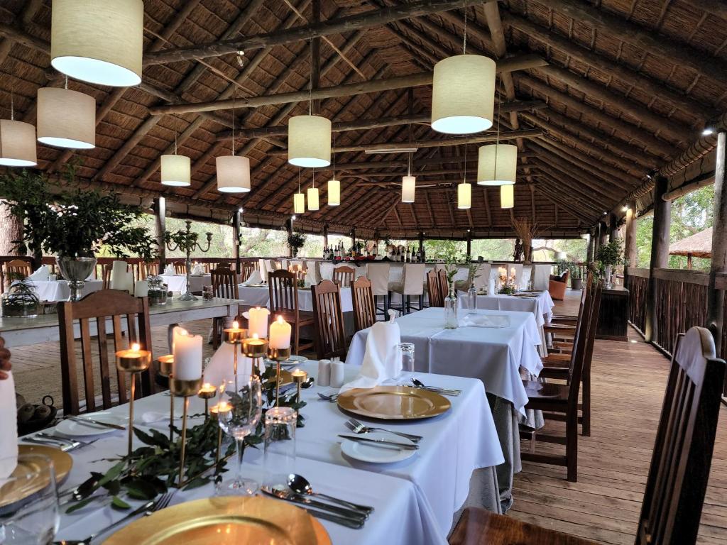 Restaurace v ubytování Karongwe Portfolio - Chisomo Safari Camp