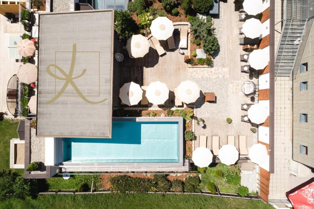 una vista aérea de una piscina en un edificio en Hotel & Garni Das Köhle - inklusive der SUPER SOMMER CARD IM SOMMER 2024 en Serfaus