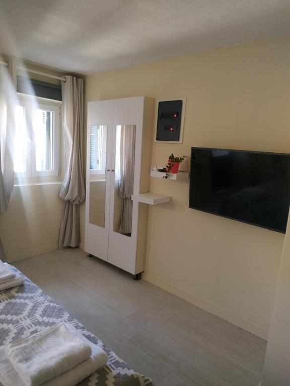 TV a/nebo společenská místnost v ubytování Gerry's Place