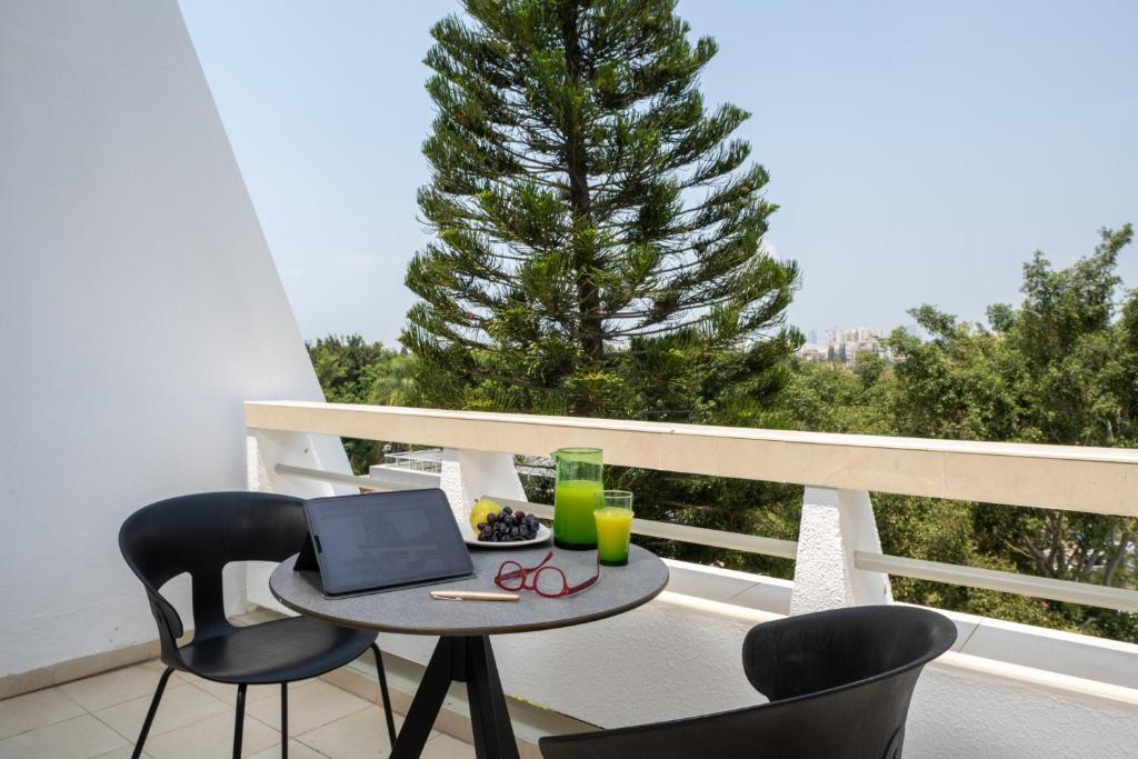 Balkón nebo terasa v ubytování Kfar Maccabiah Business & Sport Hotel