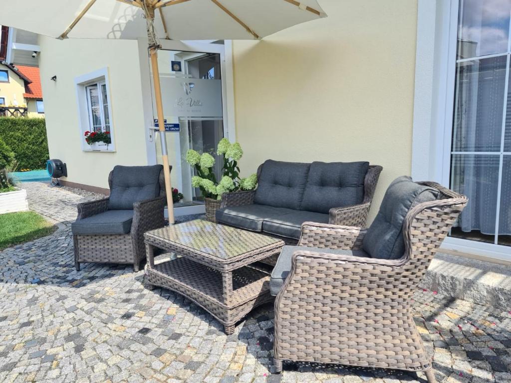 Posedenie v ubytovaní APARTAMENTY "LA VILLA" z klimatyzacją, ogrodem, parkingiem, blisko centrum