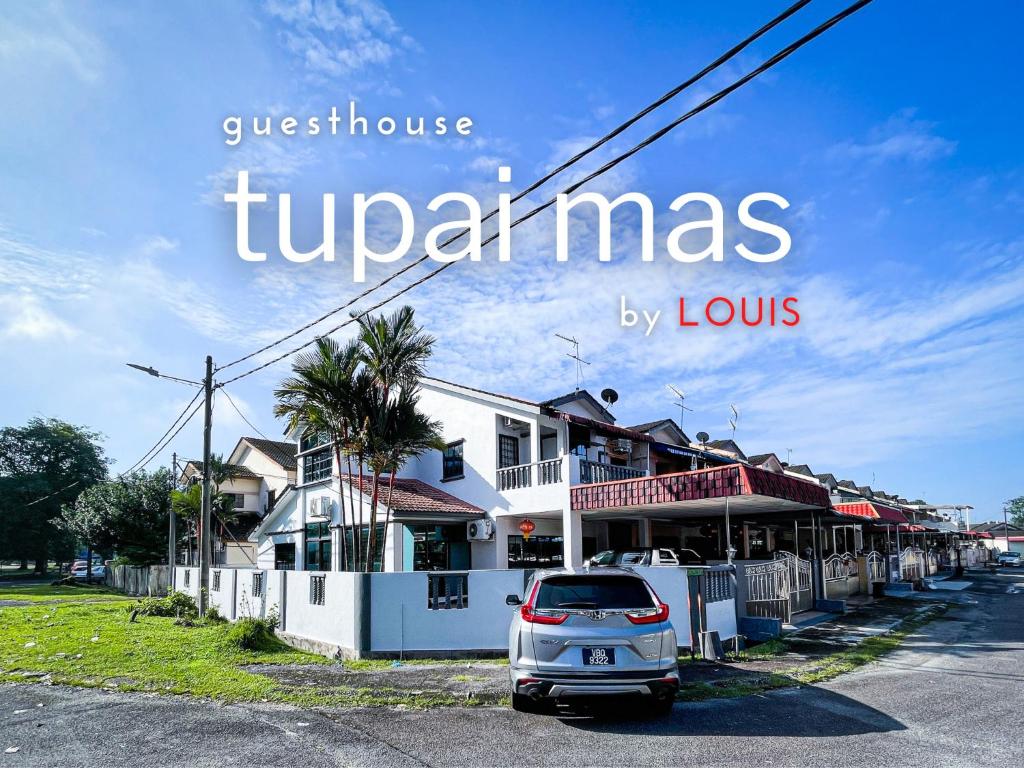 太平的住宿－Tupai Mas Semi-D by LOUIS，停在大楼前的汽车
