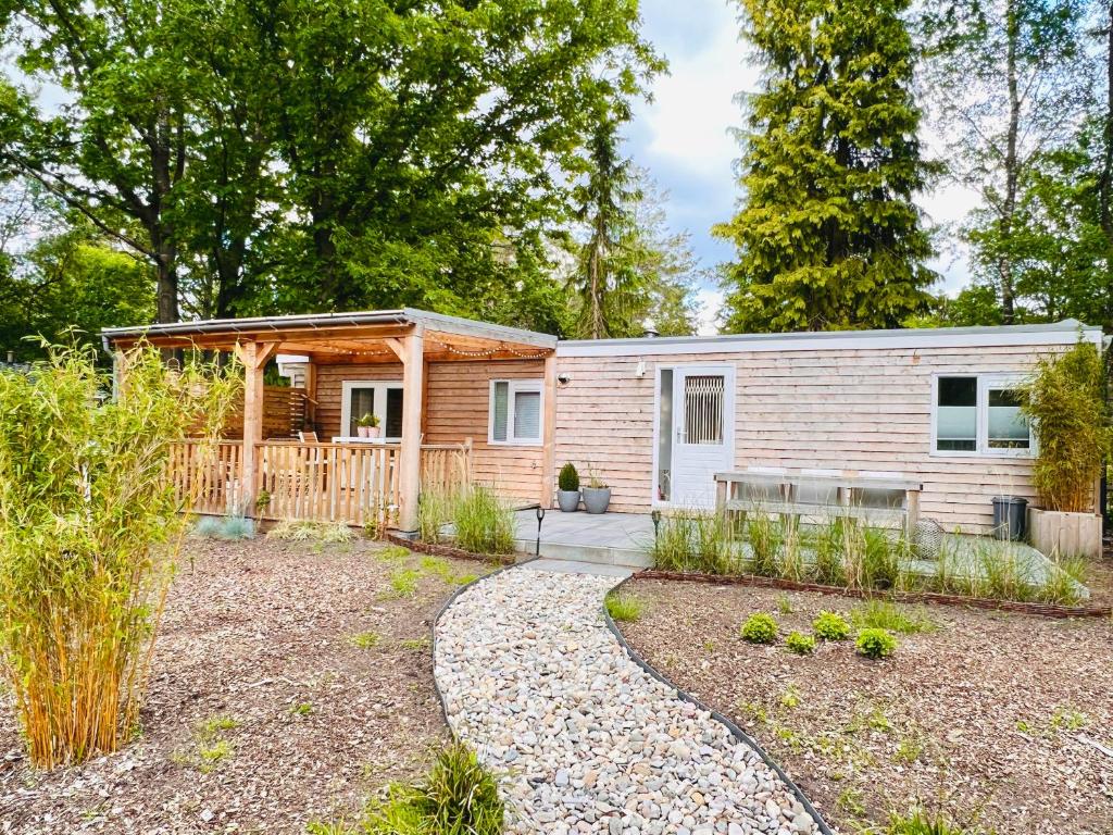 een klein huisje midden in een tuin bij Trendy House Hattem nr64 in Hattemerbroek