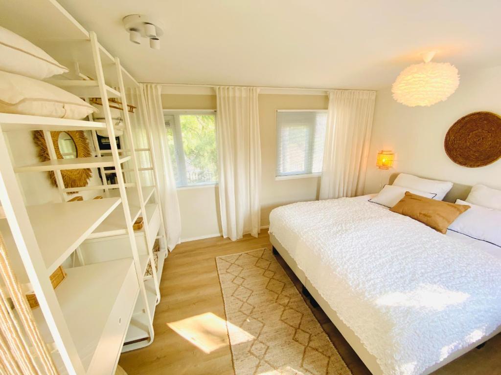 Postel nebo postele na pokoji v ubytování Trendy House Hattem nr64