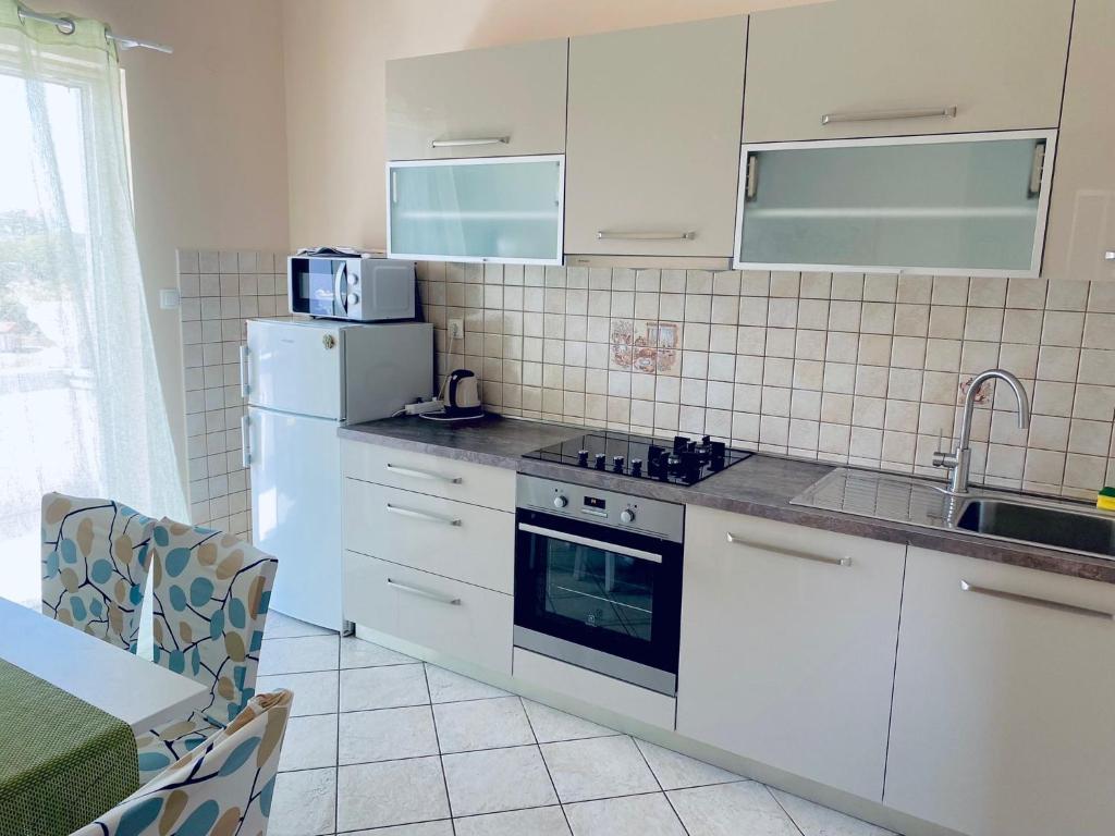 Kuchyňa alebo kuchynka v ubytovaní Apartmani Rab