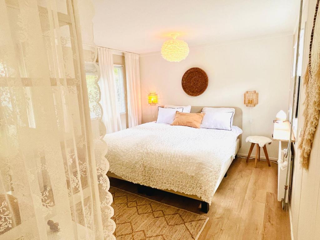 Postel nebo postele na pokoji v ubytování Trendy House Hattem nr64