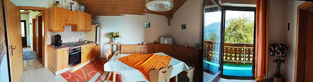 Kuchyň nebo kuchyňský kout v ubytování Hochbergerhof