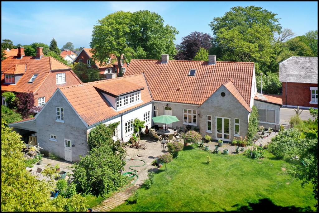 uma vista aérea de uma casa com um quintal em Aabels em Sæby
