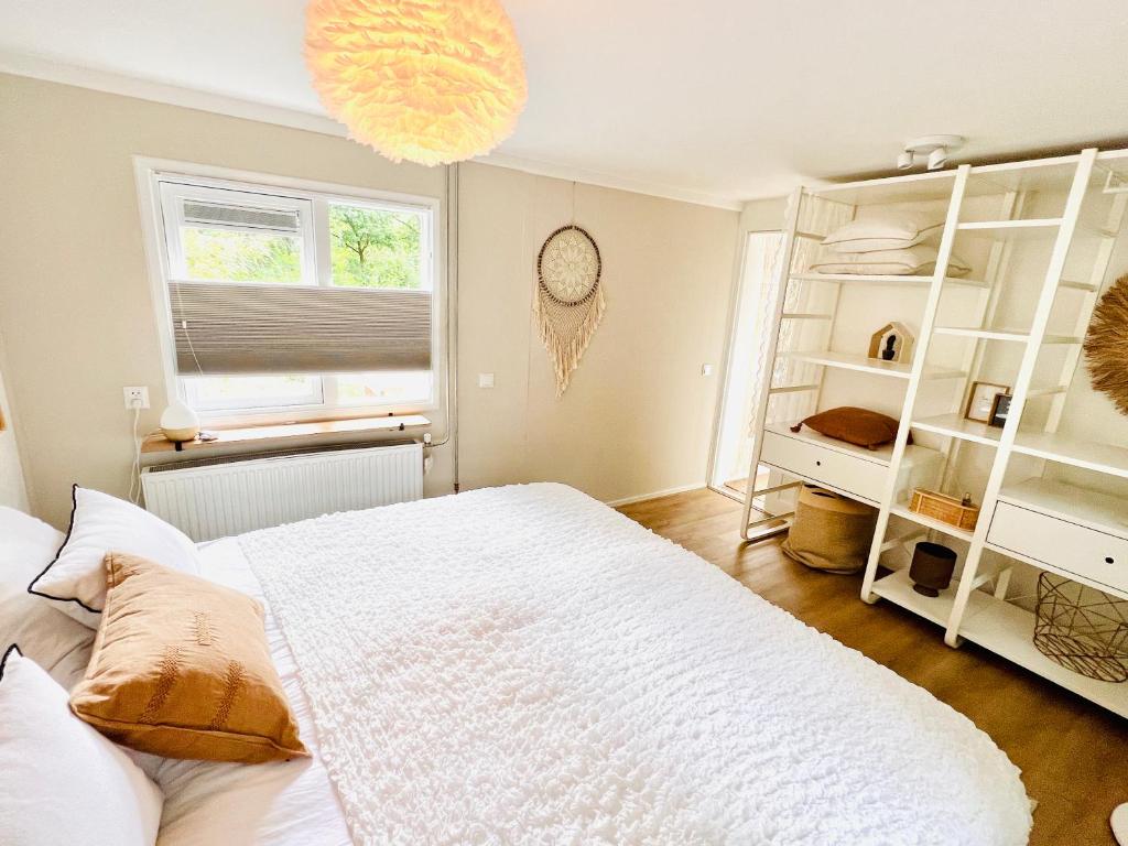 Postel nebo postele na pokoji v ubytování Trendy House Hattem nr64