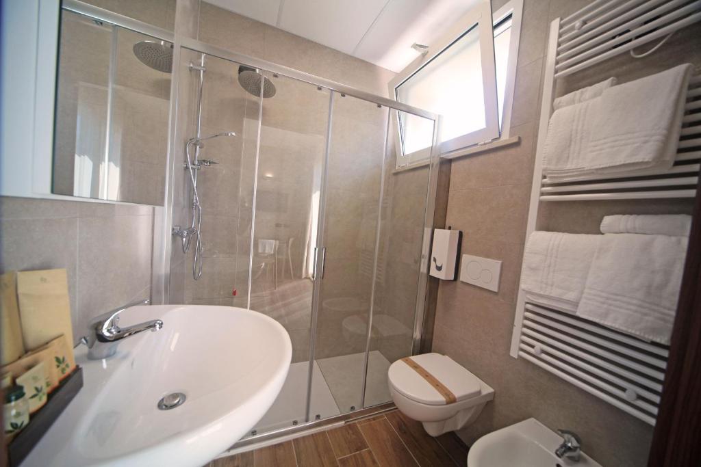 Łazienka w obiekcie Smeraldo dip Villa Canneto