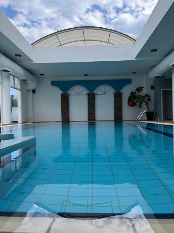 Bazén v ubytovaní Kalloni Luxury Apartment alebo v jeho blízkosti