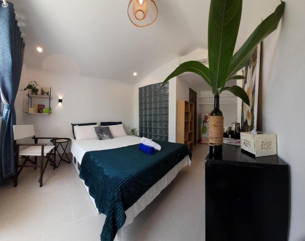 1 dormitorio con 1 cama y una maceta en Summer Pool 2 Bedrooms Villa, en Phu Quoc