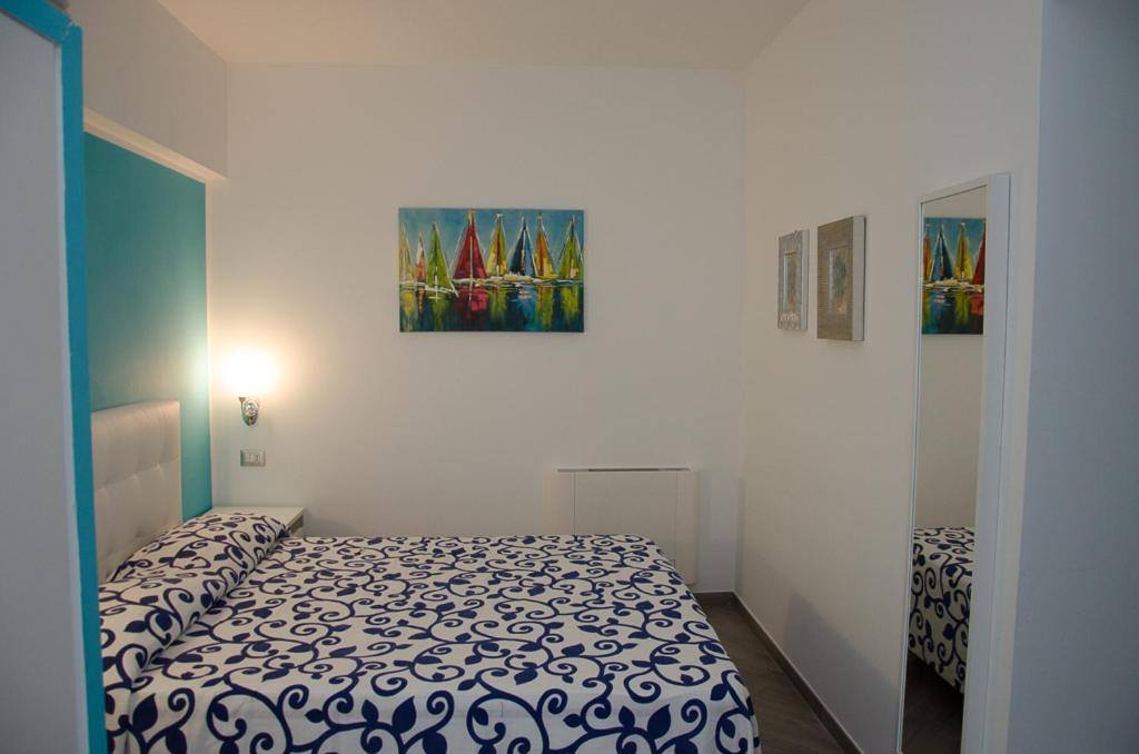 sypialnia z łóżkiem w pokoju w obiekcie Da Nonna Nina Casa Vacanza w mieście Acciaroli