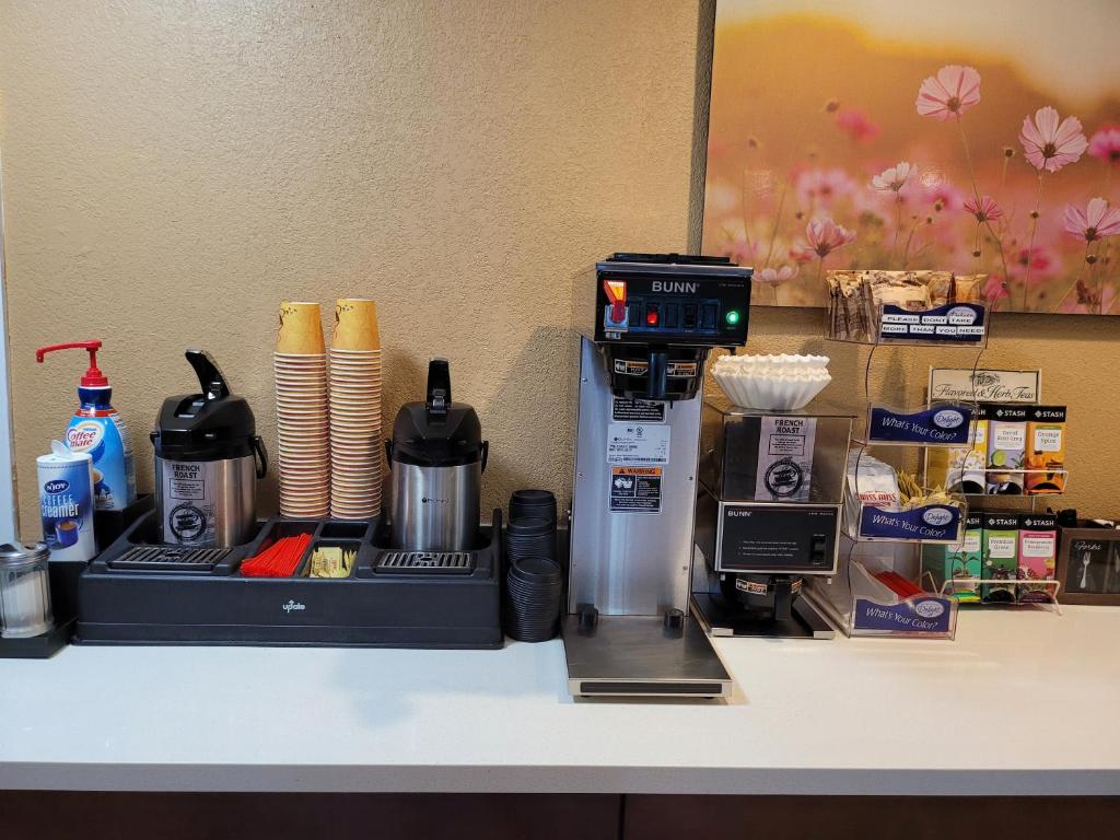 Příslušenství pro přípravu čaje a kávy v ubytování MorningGlory Inn & Suites