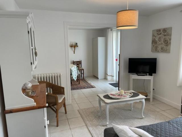 Televízia a/alebo spoločenská miestnosť v ubytovaní Appartement RDC de maison principale