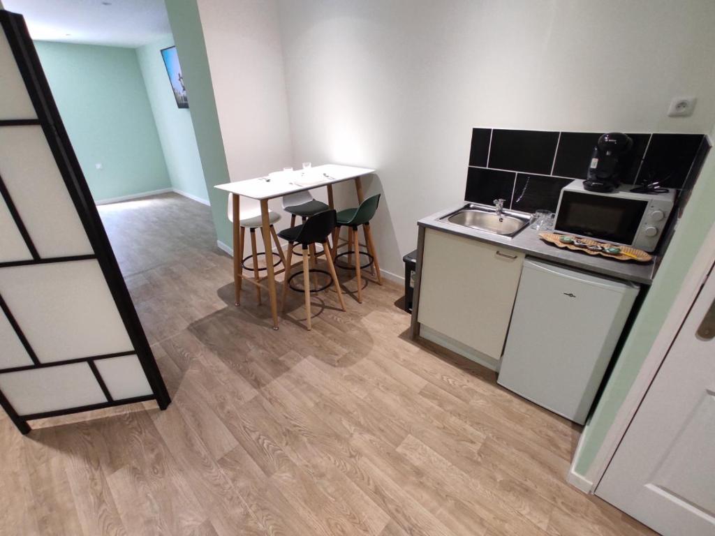 Fotografia z galérie ubytovania NG SuiteHome - Lille I Roubaix Centre I Coq Français - Balnéo - Netflix - Wifi v destinácii Roubaix