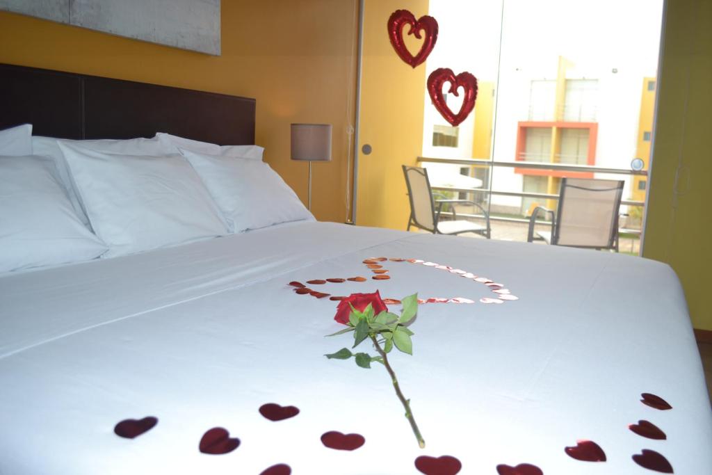 Postel nebo postele na pokoji v ubytování Kajaca Suite Hotel