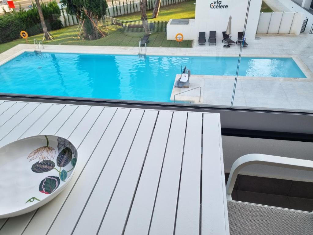 Bazén v ubytovaní TOPLAGE Marbella Neubau Luxus-Apartment, Strand und Altstadt in Minuten zu Fuss alebo v jeho blízkosti
