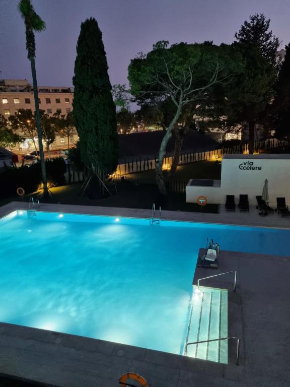 Bazén v ubytovaní TOPLAGE Marbella Neubau Luxus-Apartment, Strand und Altstadt in Minuten zu Fuss alebo v jeho blízkosti