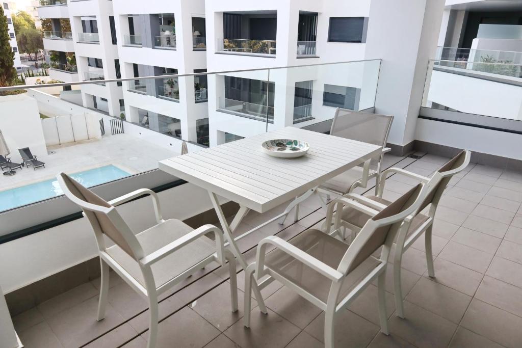 Reštaurácia alebo iné gastronomické zariadenie v ubytovaní TOPLAGE Marbella Neubau Luxus-Apartment, Strand und Altstadt in Minuten zu Fuss