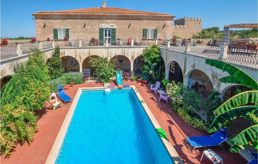 Výhled na bazén z ubytování Gorgeous Home In Ragusa With Kitchen nebo okolí