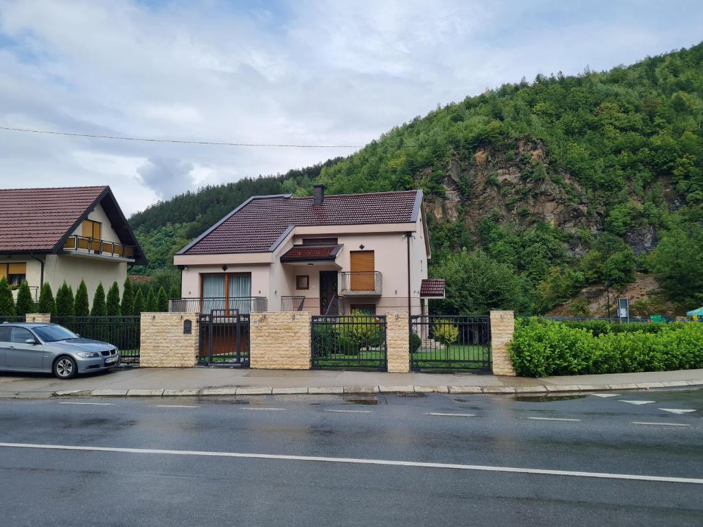 Nespecifikovaný výhled na hory nebo výhled na hory při pohledu z penzionu