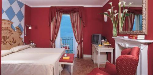 Postel nebo postele na pokoji v ubytování Hotel Cannobio