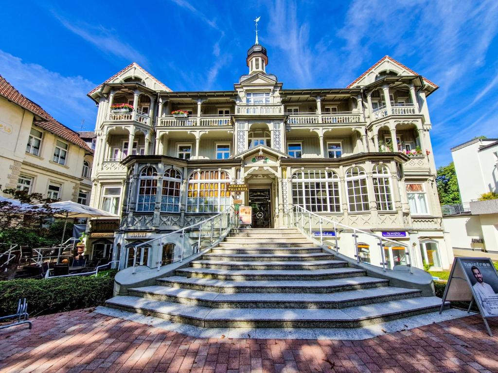 een groot gebouw met een trap ervoor bij EUPHORAS - Central & Stylish Apartment - Parking in Bad Harzburg