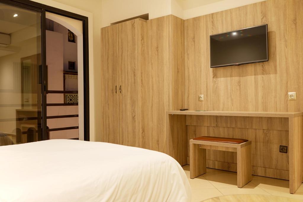 TV a/nebo společenská místnost v ubytování Hotel El Djenina