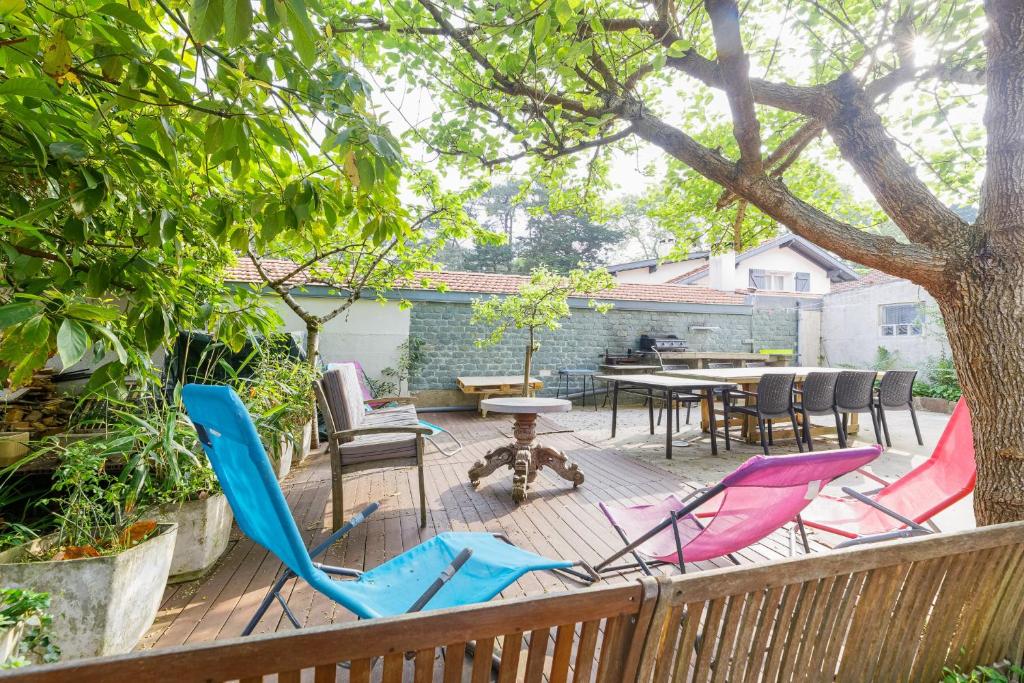 leżak z krzesłami, stół i drzewo w obiekcie Le Doolie's Biarritz - Visayas Garden WIFI TV BBQ w Biarritz