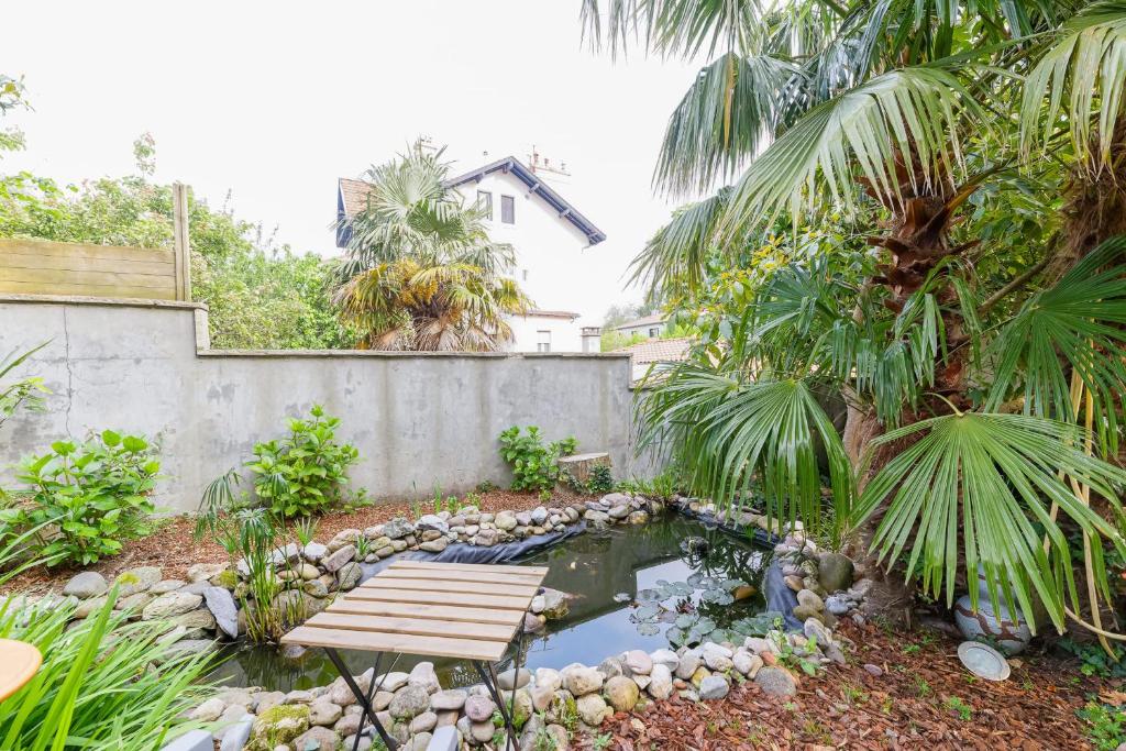 Ogród w obiekcie Le Doolie's Biarritz - Visayas Garden WIFI TV BBQ