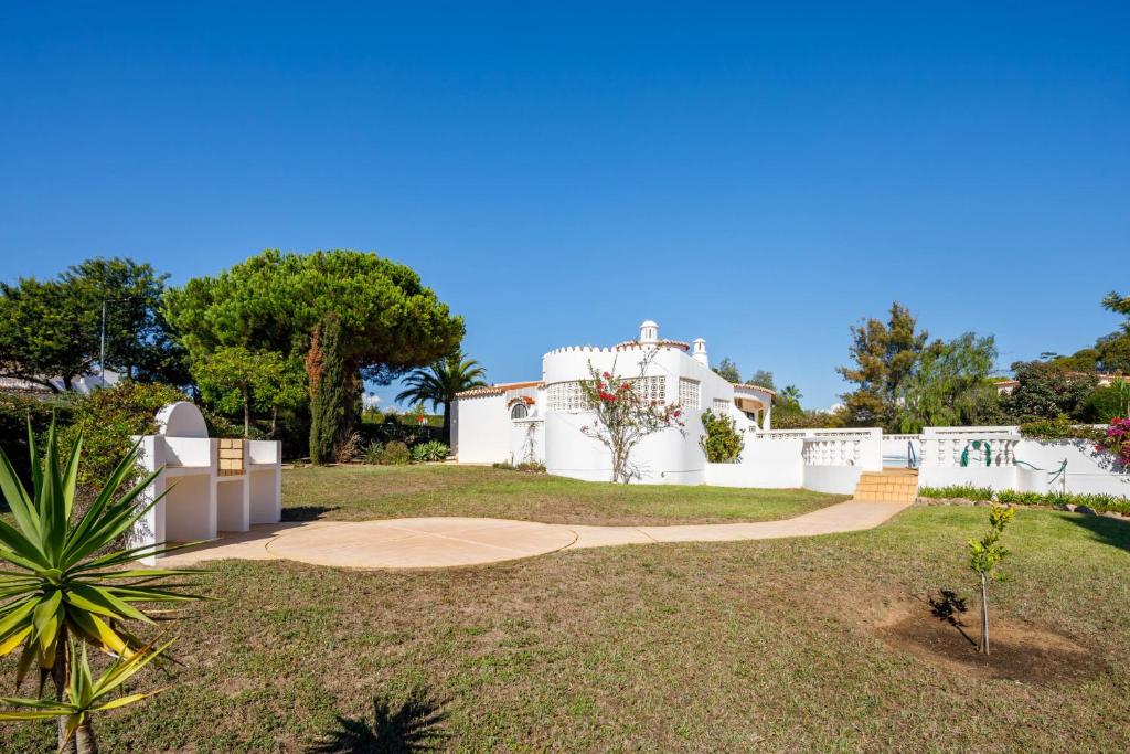 a large white house with a driveway at Casa Cupula in Poço Partido