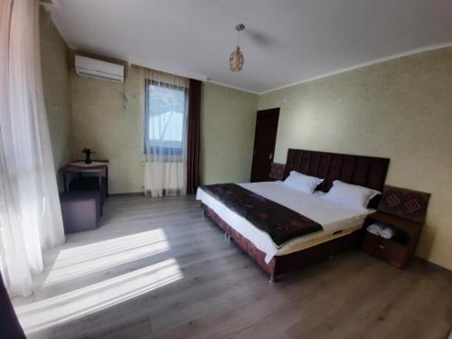 Postel nebo postele na pokoji v ubytování west door