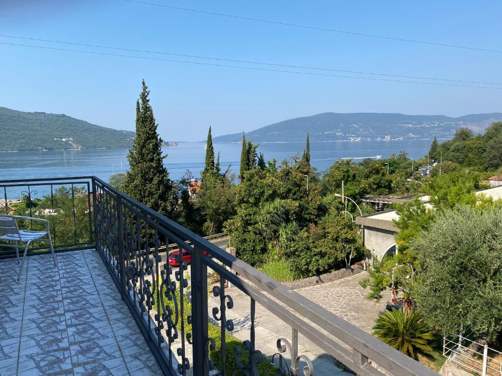 - un balcon avec vue sur l'eau dans l'établissement Vila Ćorović, à Kumbor