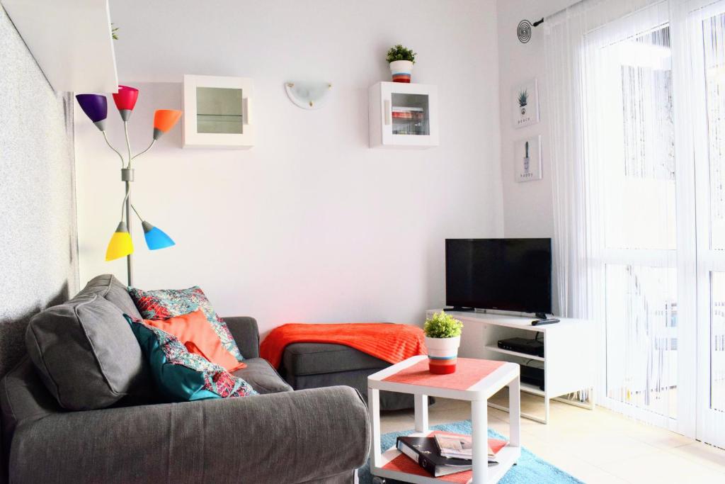 ein Wohnzimmer mit Sofa und Fernseher in der Unterkunft Studio Paraiso in Playa Blanca