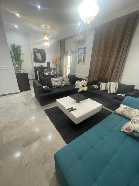 sala de estar con sofá y mesa en Appartemet haut standing en Túnez