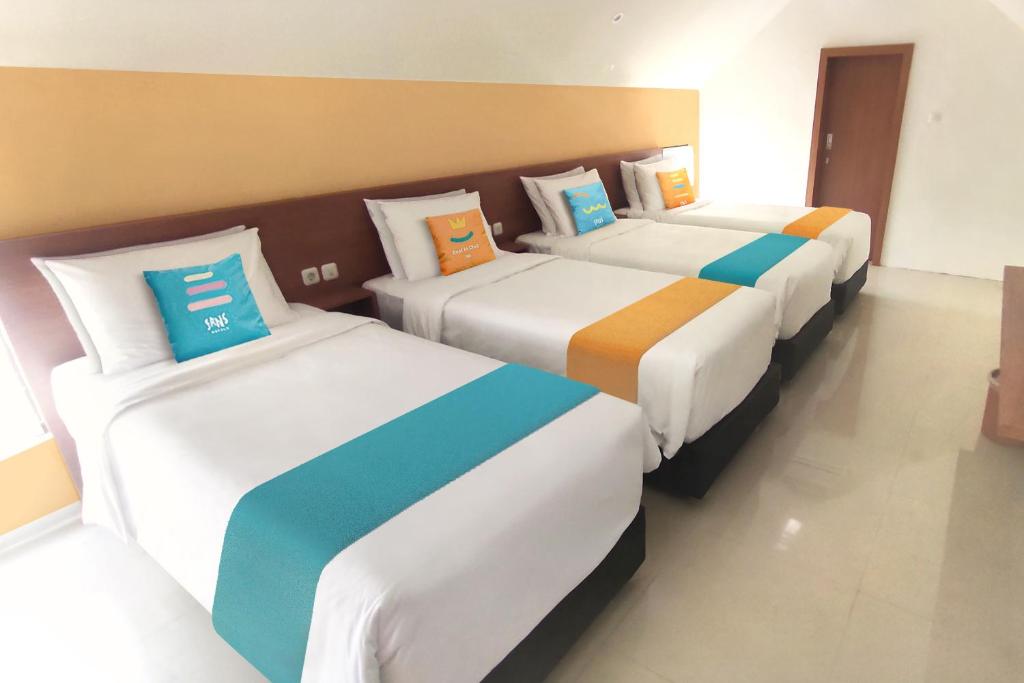 Postel nebo postele na pokoji v ubytování Sans Hotel Pippo Yogyakarta by RedDoorz