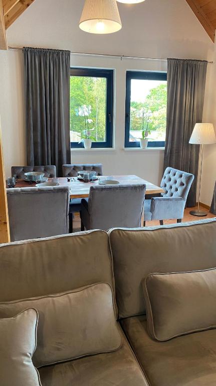 Posezení v ubytování Ferienwohnungen Park Café am Kurpark