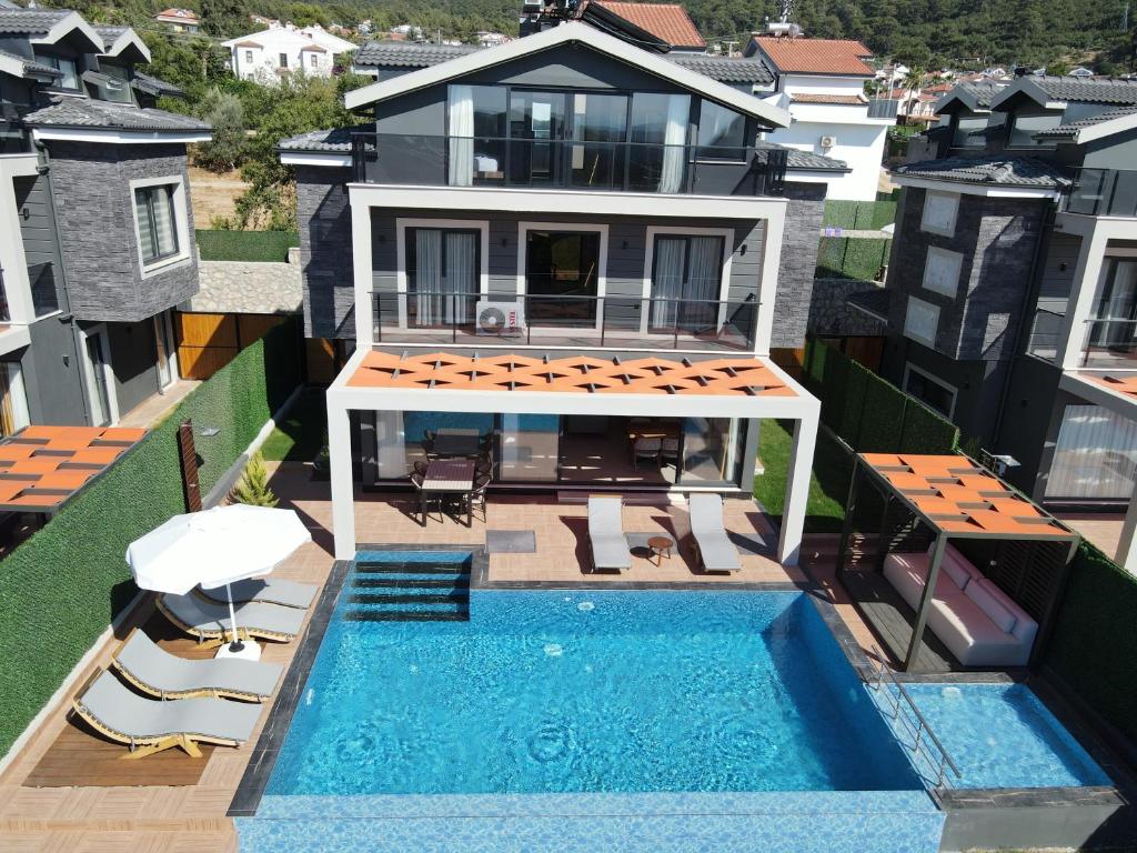 Výhled na bazén z ubytování Luxury modern villa with sauna, hammam and jacuzzi nebo okolí