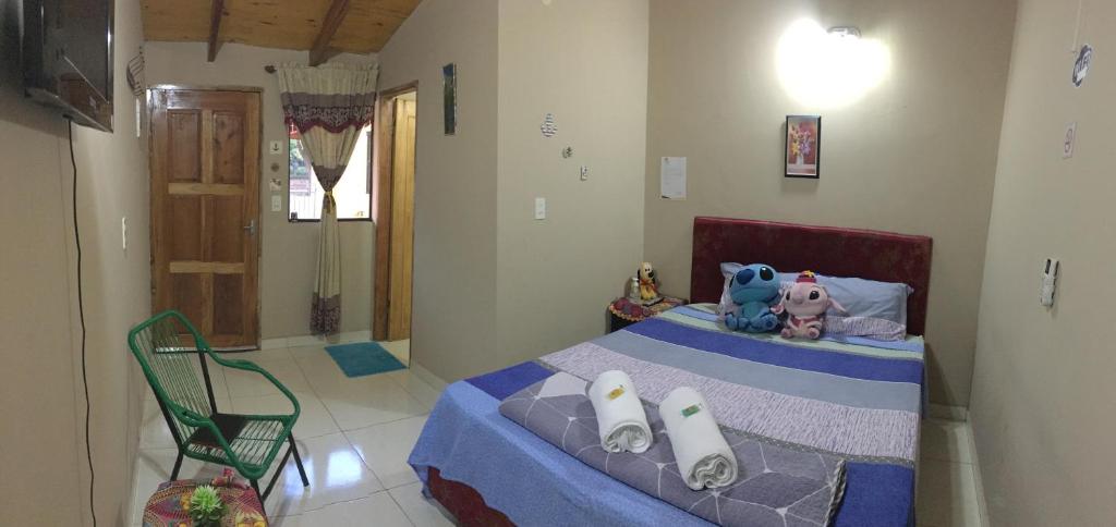 Dormitorio pequeño con cama con manta azul en Hospedaje Encarnación, en Encarnación