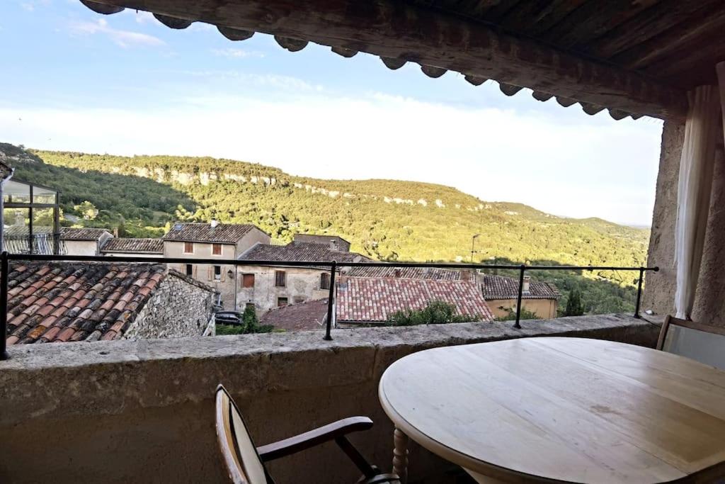 Spacious stylish Provencal house with terrace - Housity