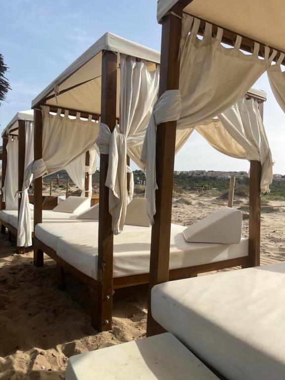 - une rangée de lits sur une plage de sable dans l'établissement Calle canarias, à Gran Alacant