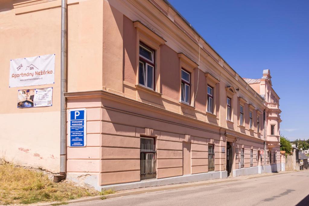 Budova, kde se apartmán nachází
