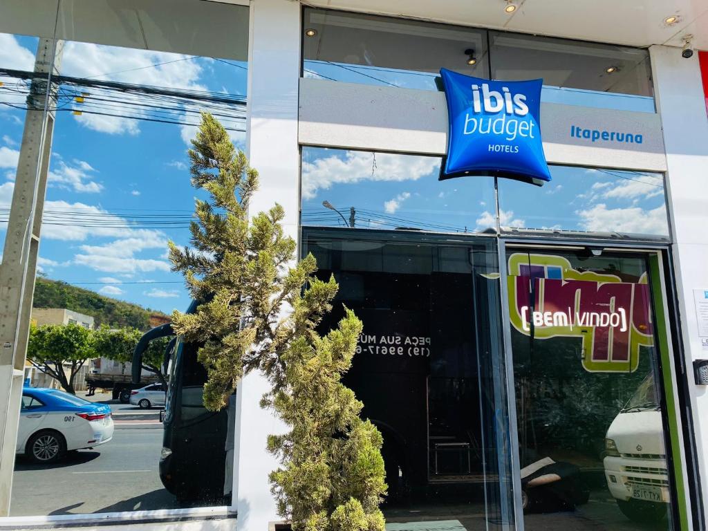 a christmas tree in front of a bus dealership at ibis budget Itaperuna in Itaperuna